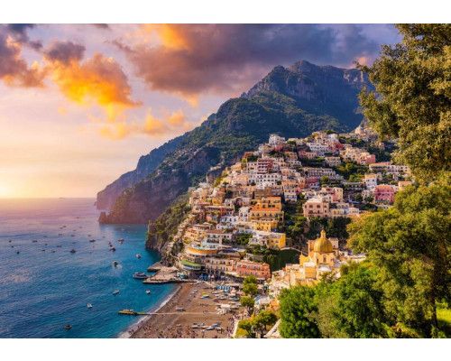 Fototapete Positano bei Sonnenuntergang mit Blick auf farbenfrohe Häuser und das Mittelmeer.