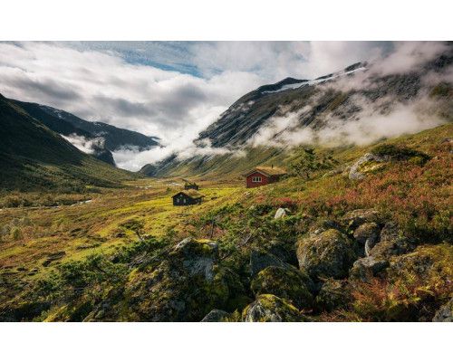 Reine norwegische Berglandschaft mit beeindruckender Bergkulisse.