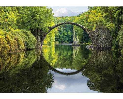 Fototapete der Rakotzbrücke, auch Teufelsbrücke genannt, einer kreisförmigen Brücke in Kromlau, Deutschland.
