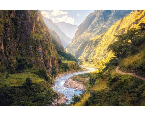 Fototapete eines Flusses, der zwischen Bergen fließt, umgeben von üppiger Natur und klarem blauen Wasser.