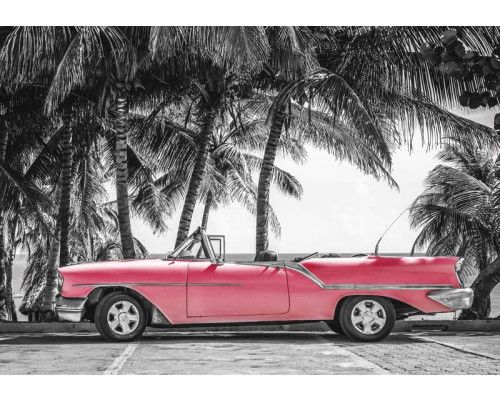 Roter Oldtimer an einem tropischen Strand in Kuba, mit Palmen und blauem Meer im Hintergrund, Fototapete für eine lebhafte Vintage-Atmosphäre.