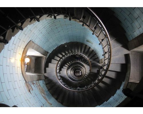 Fototapete mit einer runden Treppe in einem Gebäude, 3D-Effekt für Tiefe.