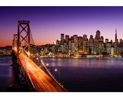 Fototapete der Oakland Bay Bridge in San Francisco, schön beleuchtet vor einer nächtlichen Skyline.