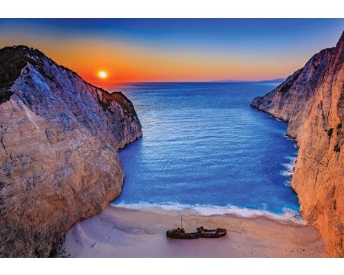 Fototapete von Shipwreck Beach auf Zakynthos, mit einem Schiffswrack und Strand auf einer griechischen Insel.
