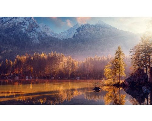 Ein spiegelnder See und majestätische Berge, perfekt eingefangen auf einer natürlich wirkenden Fototapete.