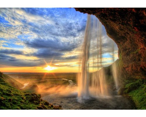 Fototapete mit märchenhaftem Wasserfall, Sonnenuntergang, Bergen und Naturlandschaft.