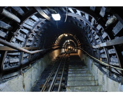 Kohlebergwerk mit 3D-Tunnel und Eisenbahn-Effekten auf beeindruckender Fototapete.