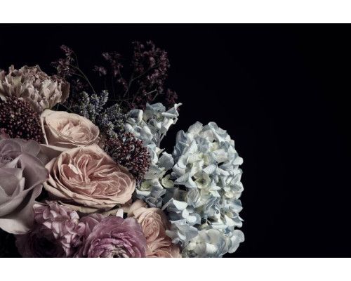 Ein stilvoller Blumenstrauß aus Rosen und Pfingstrosen, attraktiv dargestellt auf einer detaillierten Fototapete.