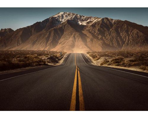 Fototapete von einer Straße, die in die Berge führt, mit einem 3D-Effekt, der der Landschaft Tiefe und Perspektive verleiht.