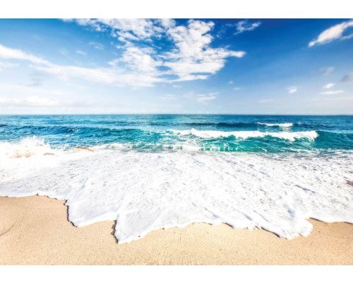 Strand und Meer, sommerlich gerendert auf einer Fototapete für eine frische und luftige Atmosphäre.