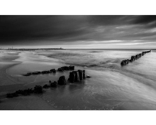 Schwarz-Weiß-Horizont, Fototapete des Meeres mit einem ruhigen und heiteren Sonnenuntergang.