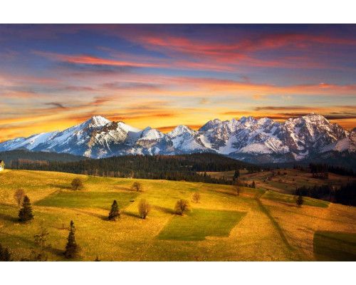 Das Tatra-Gebirge im Sonnenuntergang, mit im Abendlicht funkelnden Bergen, gerendert auf einer Fototapete.