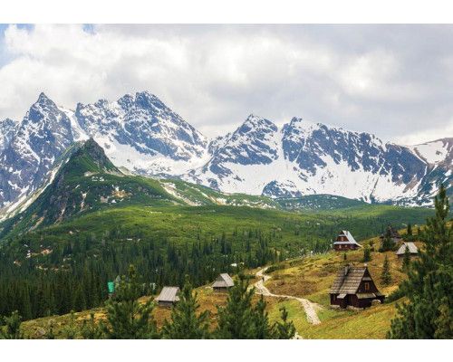 Tatra-Gebirge mit schneebedeckten Gipfeln und weiter Landschaft auf Fototapete.