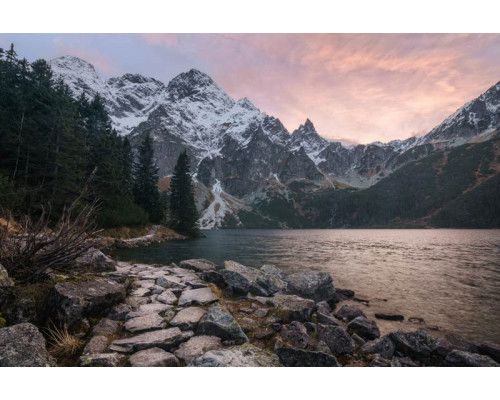 Fototapete des Tatra-Nationalparks mit Marine Eye Lake, umgeben von majestätischen Bergen und unberührter Landschaft.