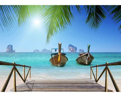 Tropischer Meerblick mit Booten und Palmenblättern