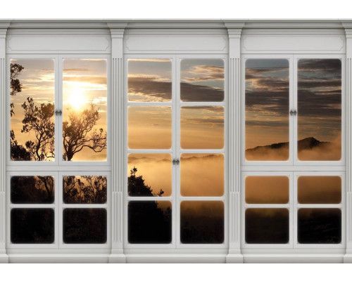 Nebliger Wald, der durch ein Fenster auf einer 3D-Fototapete mit herbstlichen Bäumen zu sehen ist.