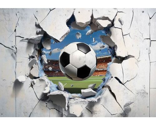 Fotobehang met een voetbal die door een gebarsten betonnen muur vliegt, met op de achtergrond een voetbalstadion en een groen speelveld.