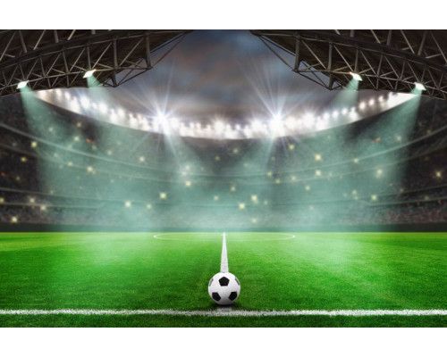 Fototapete eines durch die Luft schwebenden Fußballs über einem vollen Stadion mit Tribünen voller begeisterter Zuschauer.