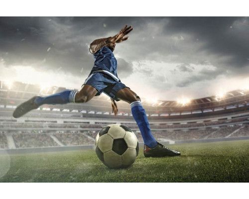 Fototapete eines aktiv spielenden Fußballspielers in einem großen Stadion, aufgenommen in einem entscheidenden Moment des Spiels.