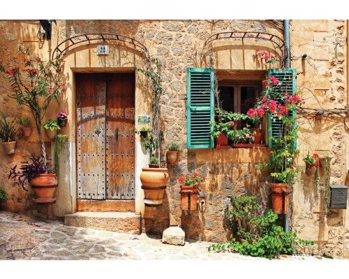 Fototapete mit einer Steinmauer, die mit Blumen bewachsen ist, für einen rustikalen Look.