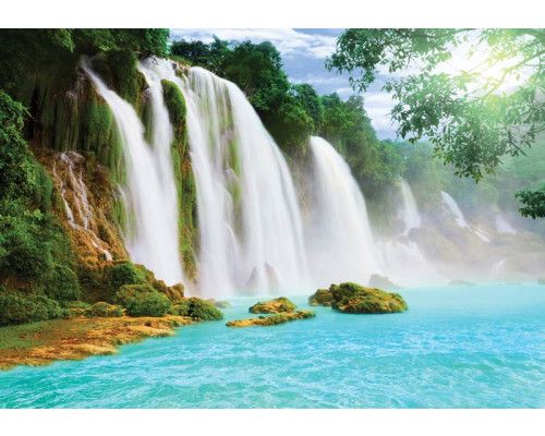 Fototapete mit einem Wasserfall im Dschungel, umgeben von dichter Vegetation.