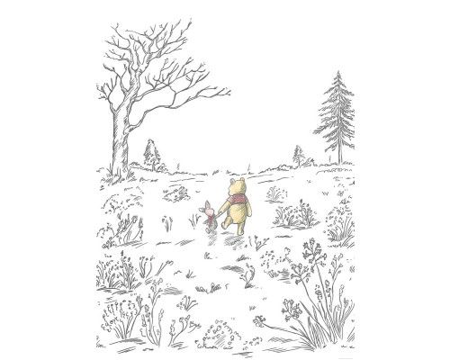 Die Fototapete Winnie the Pooh Walk zeigt Winnie the Pooh und Ferkel, die Hand in Hand durch einen friedlichen Wald gehen.