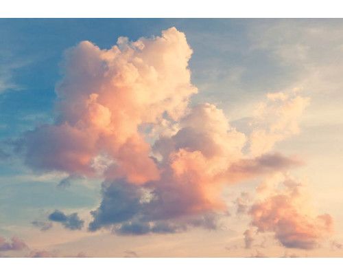 Fototapete mit luftigen Wolken vor einem klaren blauen Himmel, die eine ruhige und entspannende Atmosphäre schaffen.