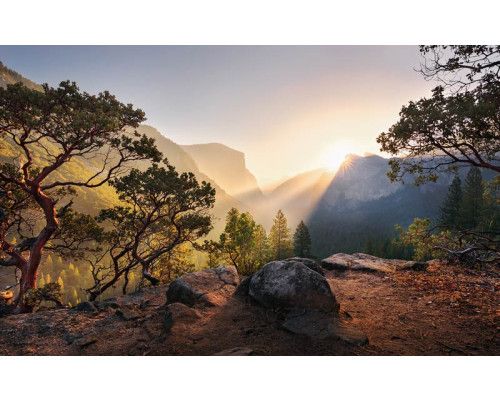 Yosemite-Nationalpark mit atemberaubender Bergkulisse bei Sonnenaufgang.