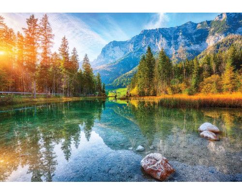 Fototapete eines ruhigen Sonnenuntergangs am Hintersee, mit einem malerischen Bergsee, der die warmen Abendfarben reflektiert, umgeben von hohen Bergen.