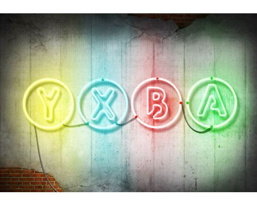 Ikonische Xbox-Symbole und Neoneffekte vor einem Betonhintergrund für einen coolen, modernen Spielraum.