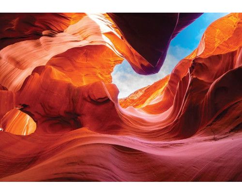 Rote Fototapete einer Höhle, intensive und geheimnisvolle Atmosphäre.