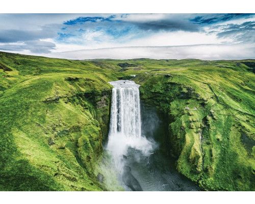 Großer Wasserfall Fototapete, mit Bergen und Berglandschaft in einer natürlichen Umgebung.