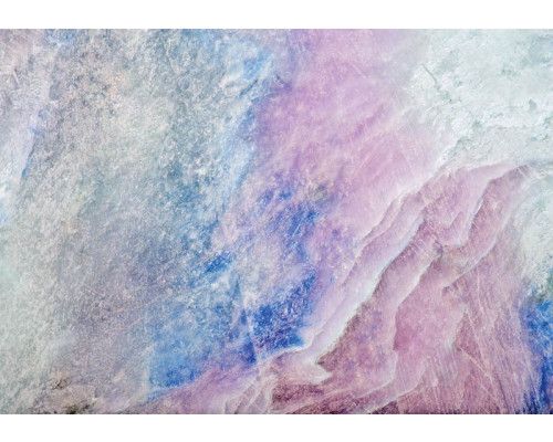 Klassische Marmorstrukturen mit einem industriellen Touch und dezenten goldenen Details.