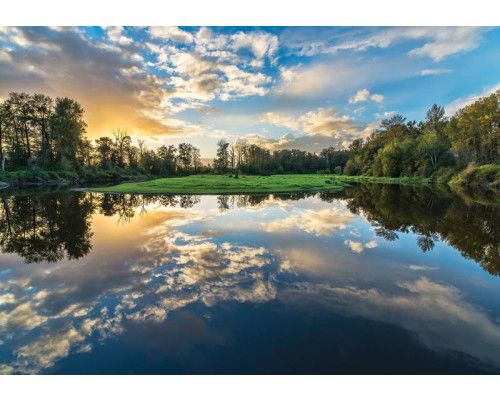 Fototapete eines Sees mit gespiegelter und reflektierter Landschaft.