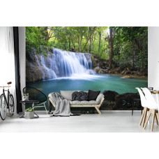Fototapete Wasserfall in einem Walddschungel im Wohnzimmer.
