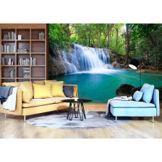 Fototapete Wasserfall in einem Walddschungel im Wohnzimmer.