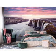 Fototapete mit Wasserfall bei Sonnenuntergang mit Ansicht für Schlafzimmer.