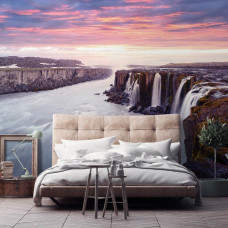 Fototapete mit Wasserfall bei Sonnenuntergang mit Ansicht für Wohnzimmer und Schlafzimmer.