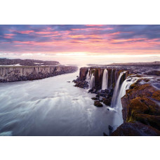 Fototapete mit Wasserfall und Sonnenuntergang, schöne Naturansicht.