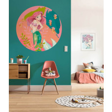 Ein Tapetenkreis mit Ariel aus Die kleine Meerjungfrau, Disney-Thema, sichtbar in einem Kinderzimmer.