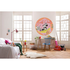 Ein Tapetenkreis mit Minnie Mouse in entspannter Pose, Disney-Thema, sichtbar in einem Kinderzimmer.