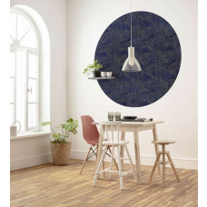 Ein Wandkreis mit königsblauen Blättern und goldenen Akzenten, ideal für ein Wohnzimmer.