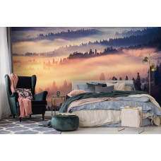 Eine Fototapete mit einer nebligen Waldlandschaft und Bäumen, zu sehen im Schlafzimmer.