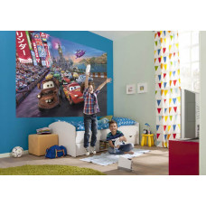 Eine Fototapete von Disney Cars mit einer spannenden Rennszene im Kinderzimmer.