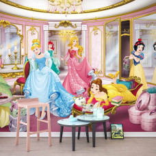 Eine Fototapete mit Disney-Prinzessinnen für den Spiegel im Kinderzimmer.