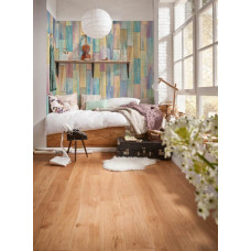 Eine Fototapete mit einer Mischung aus verschiedenen Holzfarben, in einem abstrakten Stil für einen dynamischen Look. Dieses Design schafft eine warme und lebendige Atmosphäre im Schlafzimmer.