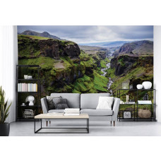 Eine Fototapete mit Bergen, Landschaft und Bach für das Wohnzimmer.