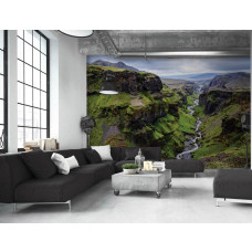 Eine Fototapete mit Bergen, Landschaft und Bach für das Wohnzimmer und das Wohnzimmer.