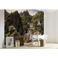 Eine Fototapete der Berge von Sardinien mit einem Wasserfall und üppiger Natur.