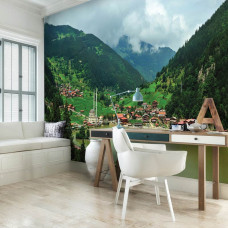 Eine Fototapete mit einer Bergansicht mit Natur und Bergen für das Wohnzimmer.